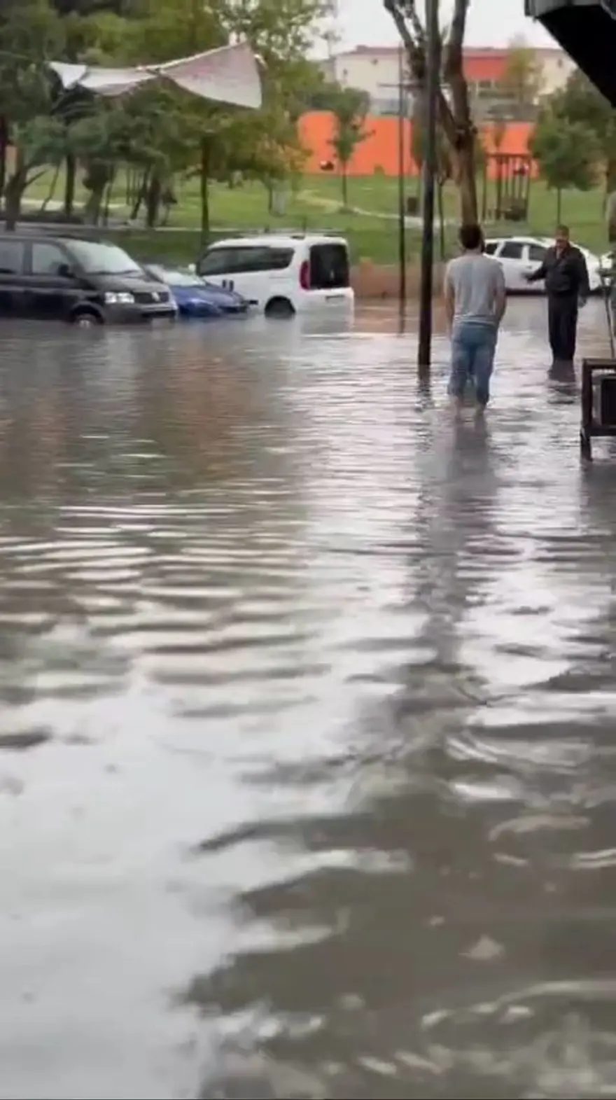İstanbul'da sağanak yağış: Gaziosmanpaşa'da yollar göle döndü 16 İstanbul'da sağanak yağış: Gaziosmanpaşa'da yollar göle döndü 16
