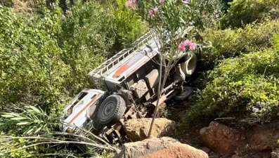 Antalya'da kamyonet şarampole uçtu