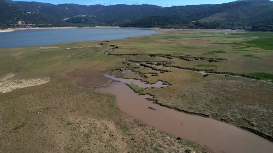 Göl resmen çöle döndü: Yüzde 90'ı kurudu, metrelerce çekildi 2
