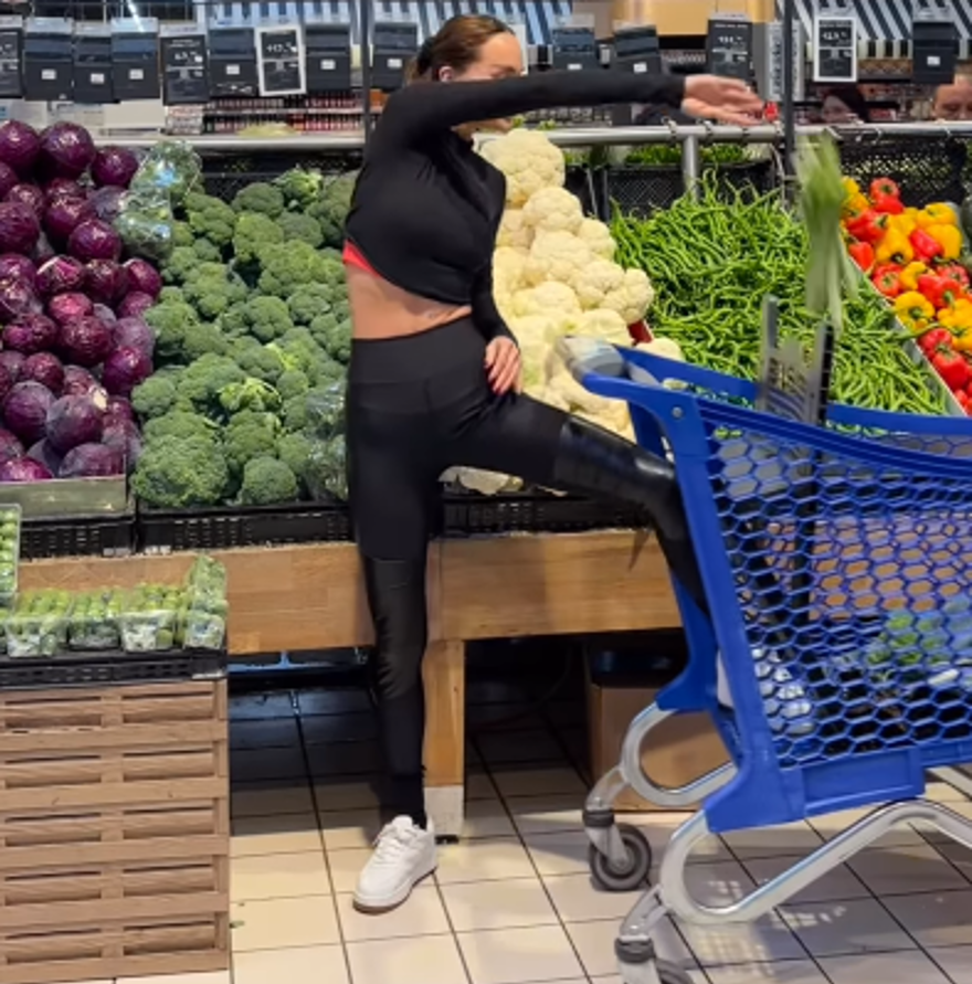 Ebru Şallı markette pilates yaptı 2 Ebru Şallı markette pilates yaptı 2