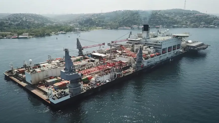 Pioneering Spirit, İstanbul Boğazı'ndan geçti 16