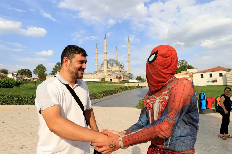 Türkiye'yi gezen yerli Spiderman'in 39. durağı Edirne oldu 5