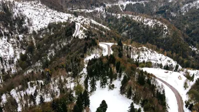 Ağaçları sonbahar renkleriyle süslü Çam Dağı beyaz örtüyle kaplandı