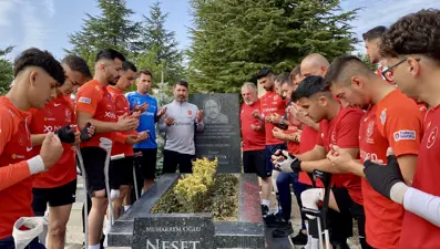 Ampute Milli Futbol Takımı, Neşet Ertaş'ın kabrini ziyaret etti