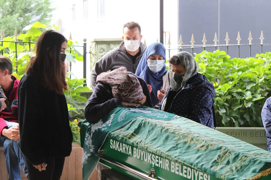 Mete Gazoz'un anneannesi son yolculuğuna uğurlandı 11 Mete Gazoz'un anneannesi son yolculuğuna uğurlandı 11