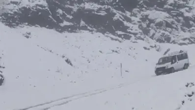 Artvin'de kar nedeniyle ulaşım durdu, araçlar yolda kaldı