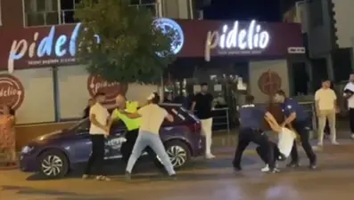 Ceza yazan polise saldırdılar: 2 tutuklama