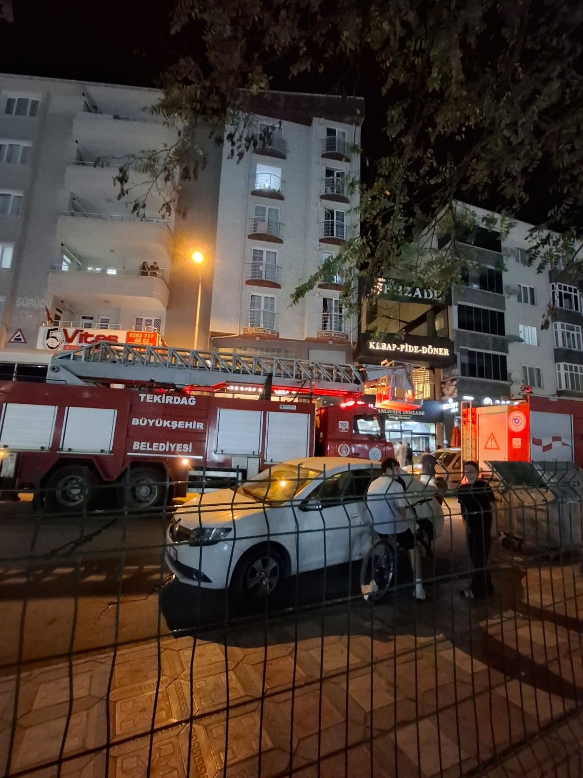 Restoran bacasında dumanlar yükseldi