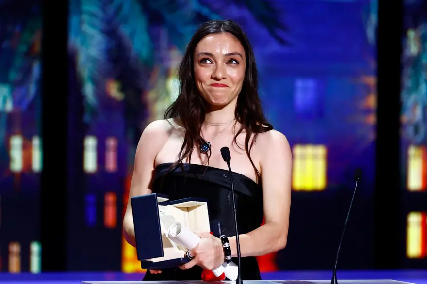 Merve Dizdar Cannes Film Festivali'nde en iyi kadın oyuncu ödülünü aldı 