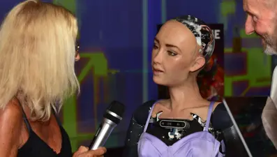 Sosyal medya Oğuzhan Uğur'un programına katılan Robot Sophia'yı konuşuyor (Robot Sophia ne zaman, hangi ülkede, kim tarafından yapıldı?)