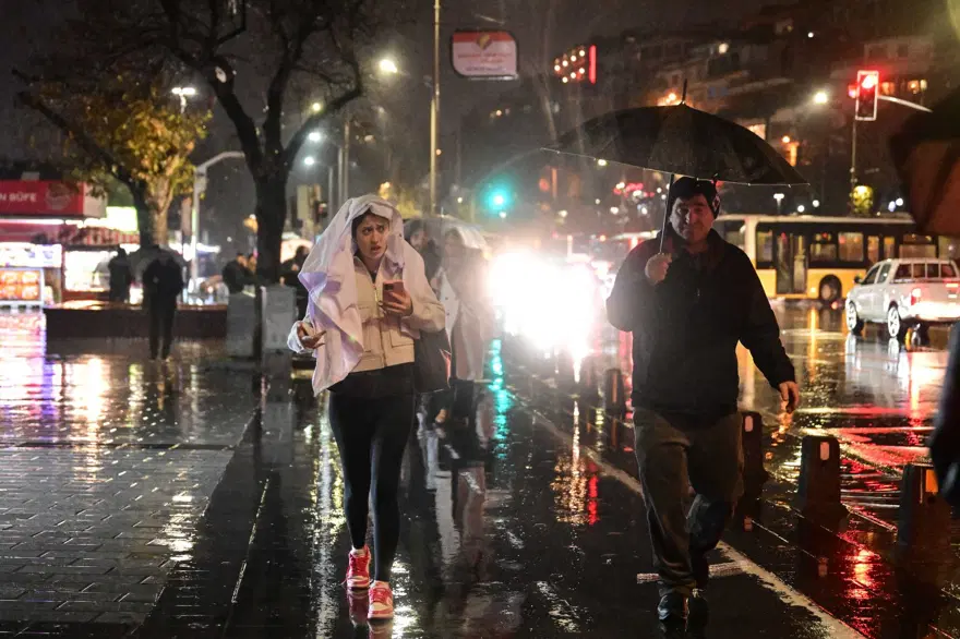 "Sarı kod" İstanbul'u vurdu: Sağanak hayatı felç etti 6 "Sarı kod" İstanbul'u vurdu: Sağanak hayatı felç etti 6