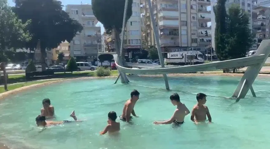 Tehlikeli serinlik! Sıcaktan bunalınca süs havuzuna girdiler 2
