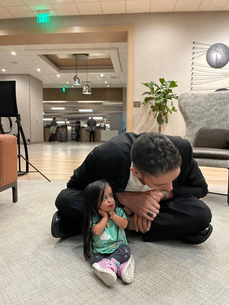 Dünyanın "en uzun adamı" ve "en kısa kadını" bu kez Kaliforniya'da buluştu 4