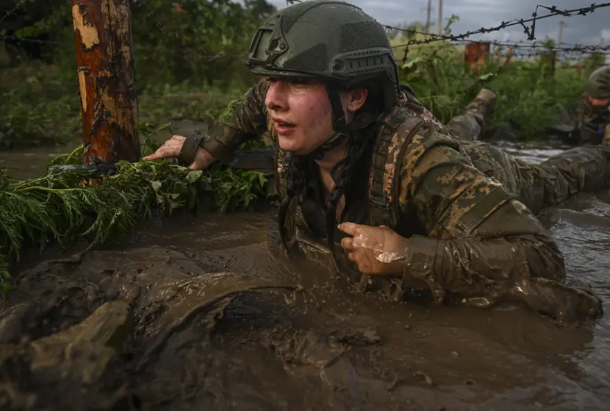 Ukraynalı kadınlar cephede görev almak için hazırlık yapıyor 27 Ukraynalı kadınlar cephede görev almak için hazırlık yapıyor 27