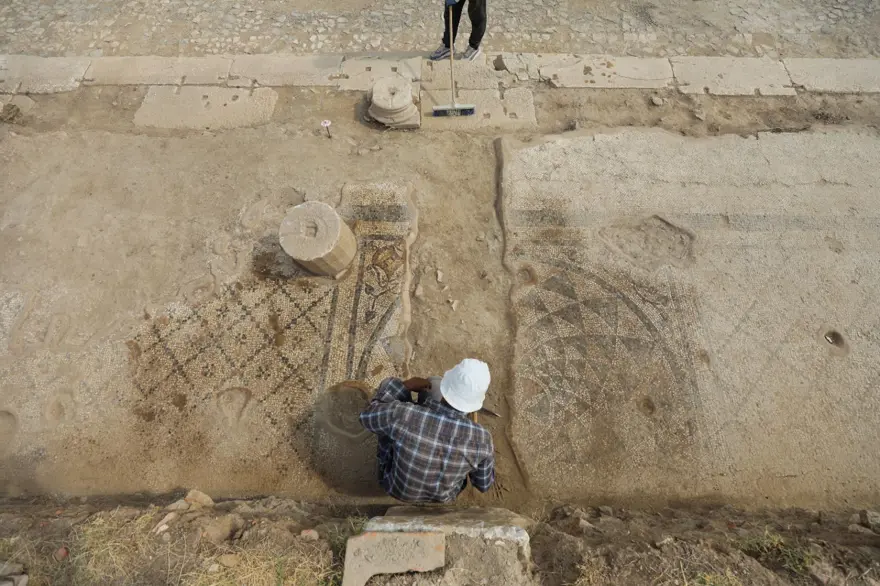 Metropolis Antik Kenti'nde yeni bulgu: 1800 yıllık yapı bulundu 1