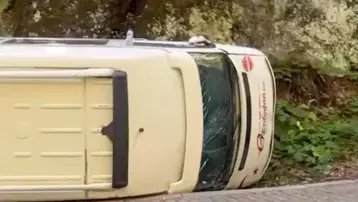 Yedigöller'de kontrolden çıkan minibüs devrildi