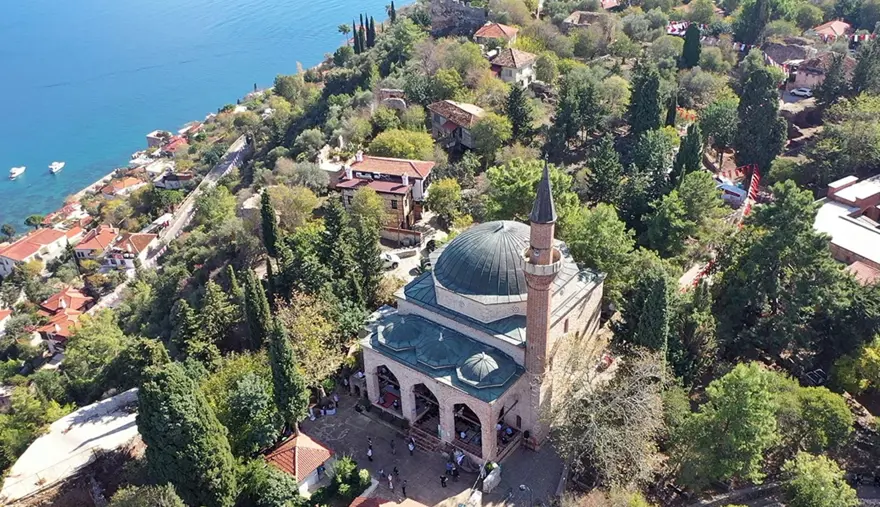793 yıllık cami mimarisiyle dikkat çekiyor! Her gün yüzlerce turist akın ediyor 3 793 yıllık cami mimarisiyle dikkat çekiyor! Her gün yüzlerce turist akın ediyor 3