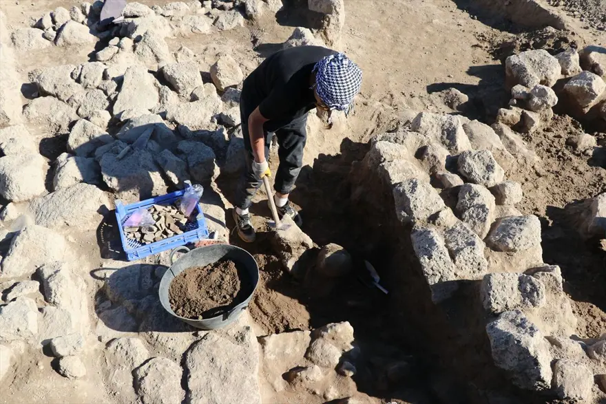 Tatarlı Höyük'te Orta Demir Çağ'a ait depolama alanı bulundu 10 Tatarlı Höyük'te Orta Demir Çağ'a ait depolama alanı bulundu 10