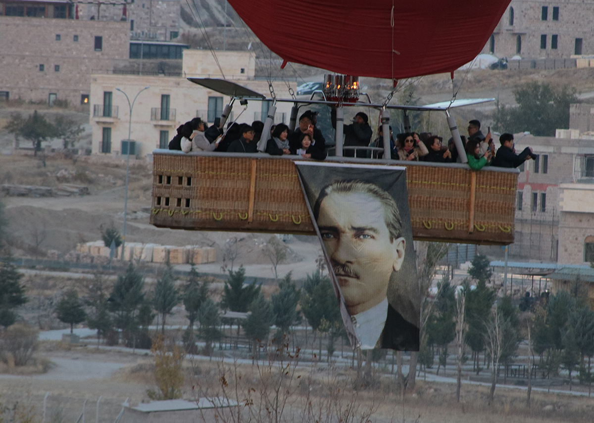 Kapadokya'da balonlar Türk bayrakları ve Atatürk posteri ile uçtu