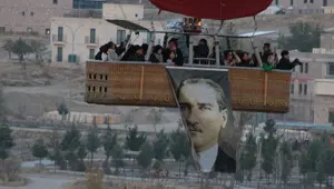 Kapadokya'da balonlar Türk bayrakları ve Atatürk posteri ile uçtu