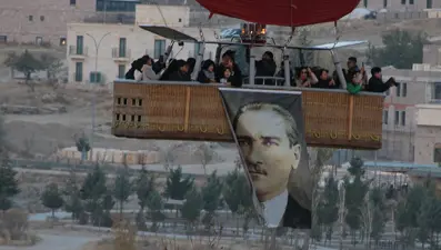 Kapadokya'da balonlar Türk bayrakları ve Atatürk posteri ile uçtu