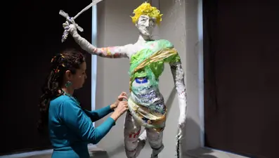 Russanatçı plastik heykelleriyle ekosisteme dikkati çekiyor