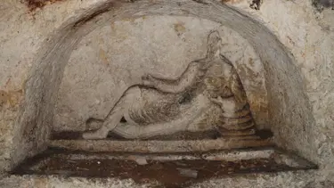 Şanlıurfa'da bir evin avlusunda bulunan kaya mezarı kayıt altına alındı