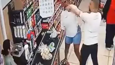 Marketteki kasa sırasında olay: Çocuğunun önünde kadına saldırdı