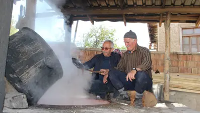 Saatte 1 tondan fazla üzüm sıkıyor! Vatandaştan tam puan aldı: Eskiden çizmelerle eziyorduk