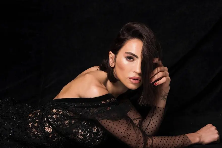 Ünlü manken Günay Musayeva sevgilisini bıçakladı 