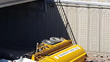 Freni boşalan tanker, üst geçitten yola düştü