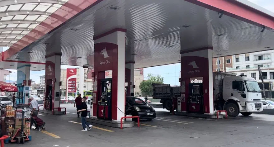 "Niye çöp atıyorsun?" deyince15 kişi saldırdı 