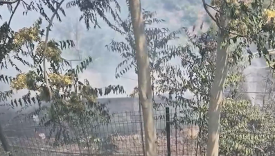 Sultangazi'de otluk alanda yangın: Alevler gecekonduya sıçradı