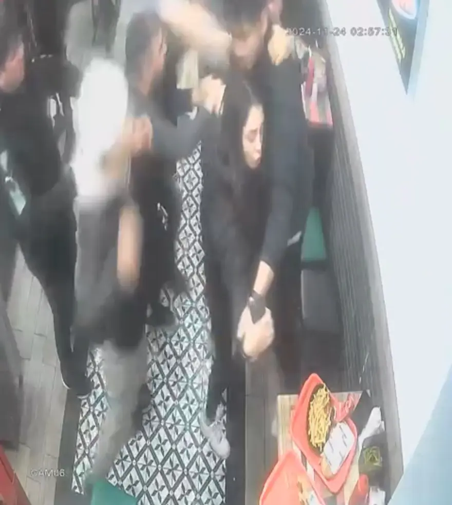 Taksim'deki kokoreççide kadına şiddete garsonlar müdahale etti! Dakikalarca döverek dışarı attılar 6
