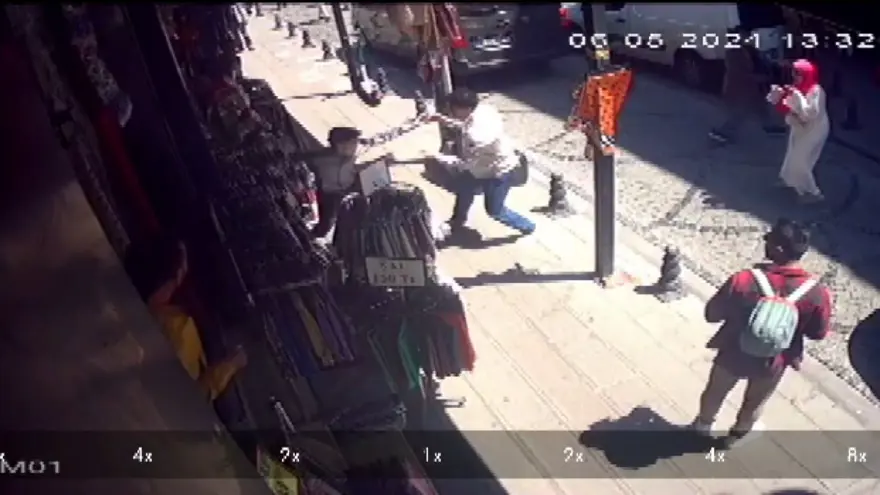 Fatih'te turistlerin dehşet anları: Ayağına bastı diye iki gün sonra bıçakladı 2 Fatih'te turistlerin dehşet anları: Ayağına bastı diye iki gün sonra bıçakladı 2