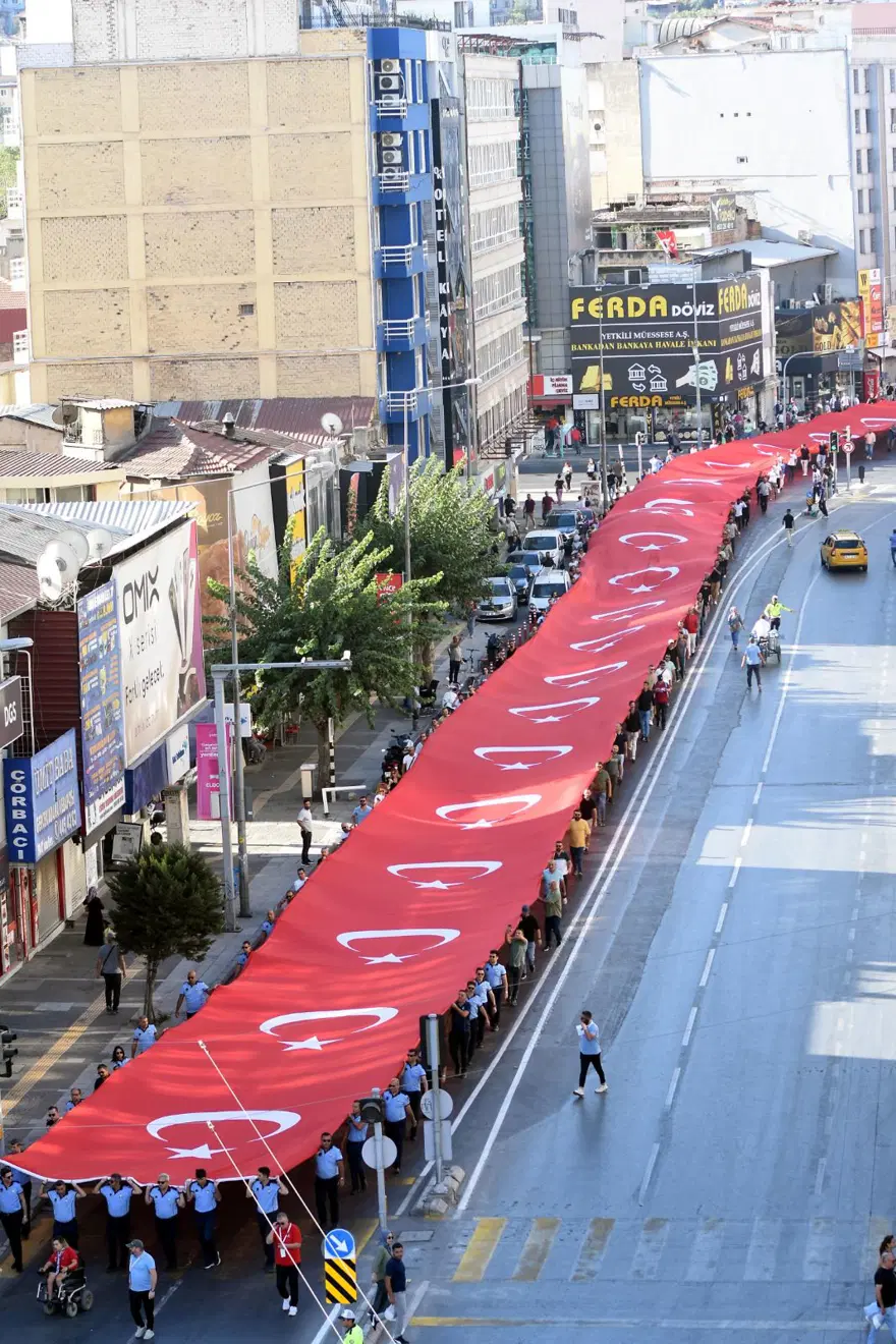 İzmir'de 350 metrelik bayrakla zafer yürüyüşü 1 İzmir'de 350 metrelik bayrakla zafer yürüyüşü 1