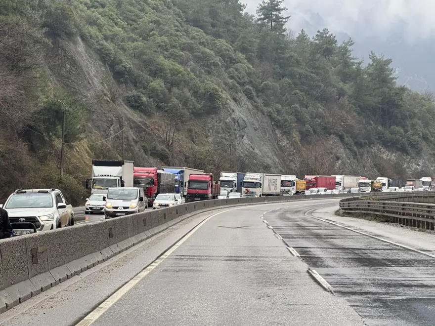 Sakarya-Bilecik kara yolunda TIR kazası 1