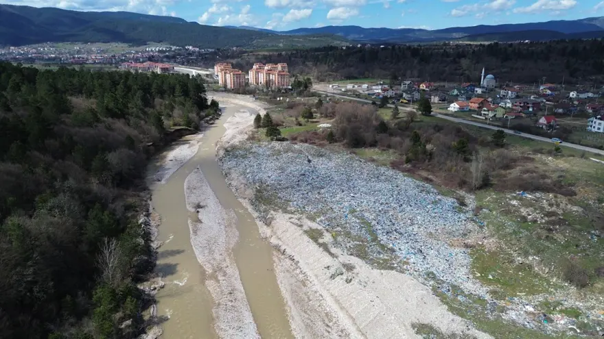 Çöpler Mengen Çayı'na karıştı 2