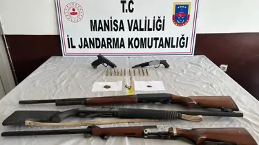 Evlerinde ruhsatsız tabanca ve tüfeklerle yakalandılar