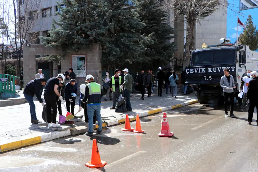 Van’da olaylar sona erdi, yapılan çağrılarla sokaklartemizlenmeye başlandı 1 Van’da olaylar sona erdi, yapılan çağrılarla sokaklartemizlenmeye başlandı 1