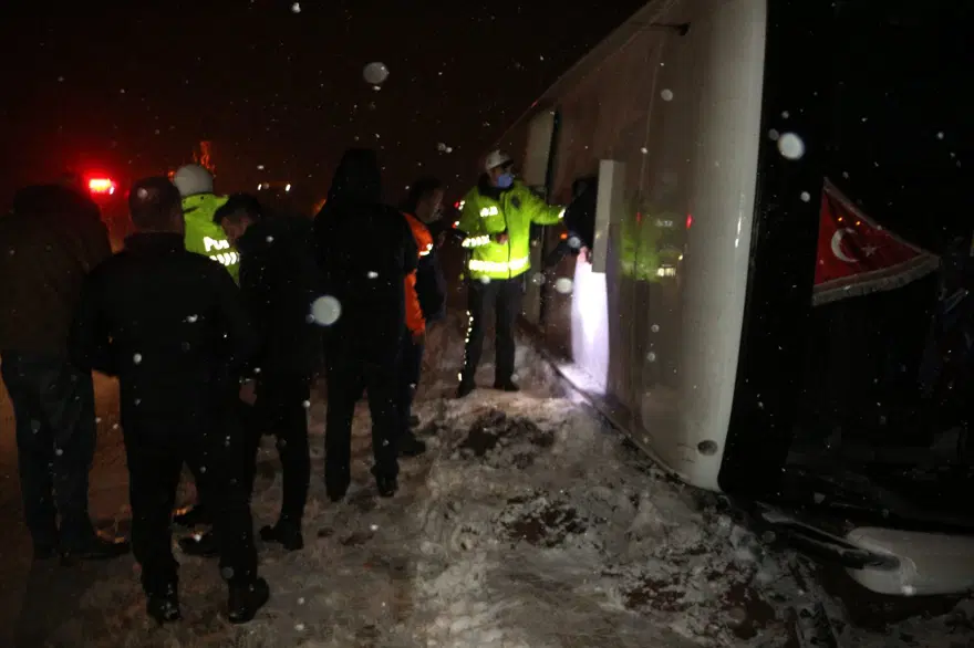 Tokat'ta yolcu otobüsü devrildi: 23 yaralı 3 Tokat'ta yolcu otobüsü devrildi: 23 yaralı 3