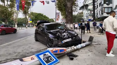Kadıköy'de kontrolden çıkan otomobil aydınlatma direğine çarptı