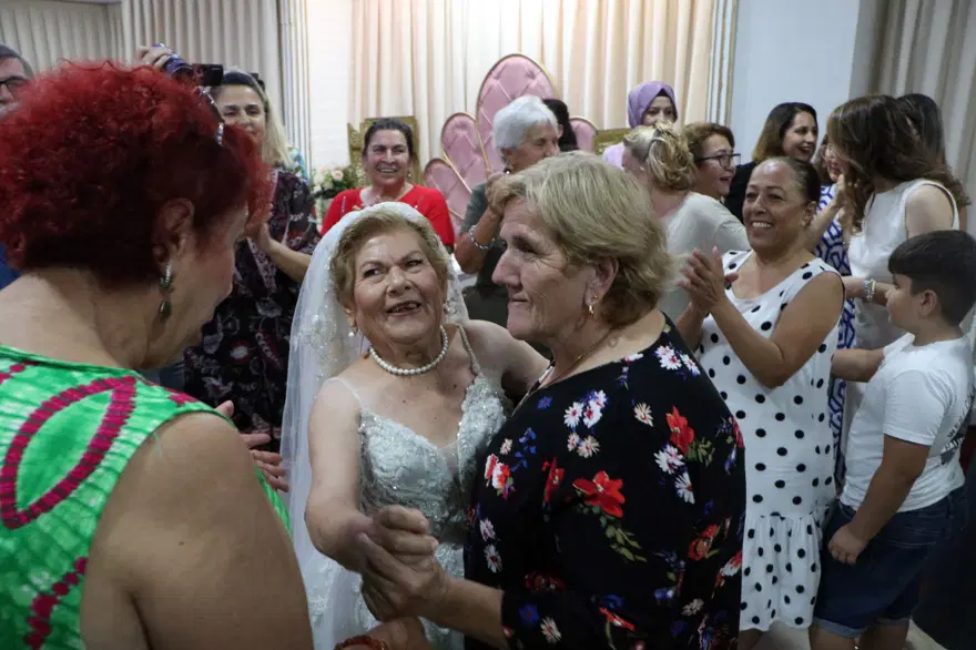 83 YAŞINDA GELİNLİK GİYDİ 1