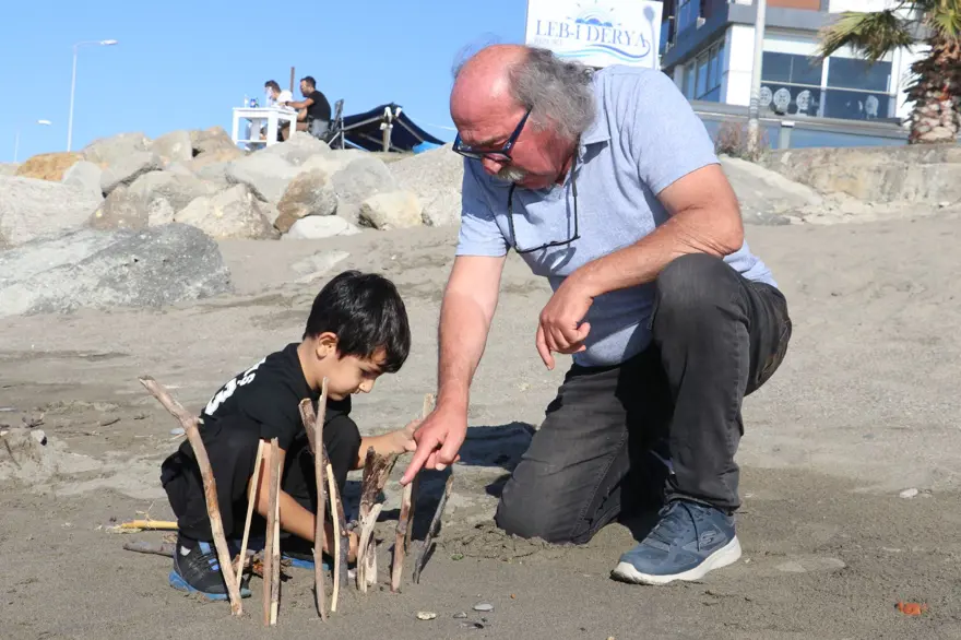 Deniz sahile sürüklüyor, o topluyor: Adeta bir sanat eserine dönüştürüyor 