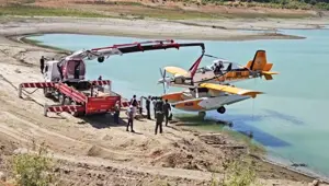 Kırıma uğrayan yangın söndürme uçağı gölden çıkarıldı