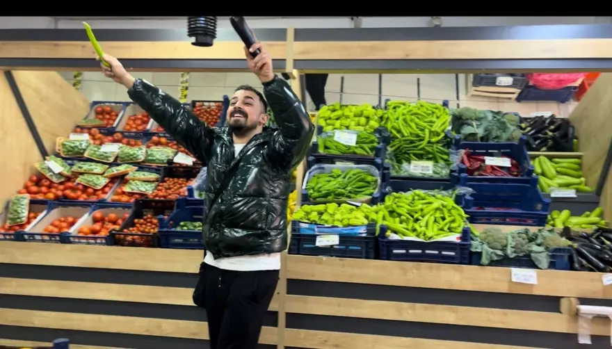 Bu markete gelen dans etmeden alışveriş yapamıyor 4