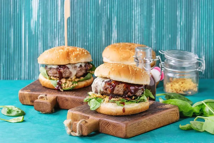 hamburger, hamburgerin tarihi, tatar bifteği, hamburg bifteği, hamburger köftesi, hamburgerin tarihi, hamburgerin kökeni, Amerika'nın ilk hamburgeri , iyi bir hamburger köftesi nasıl olmalı, 