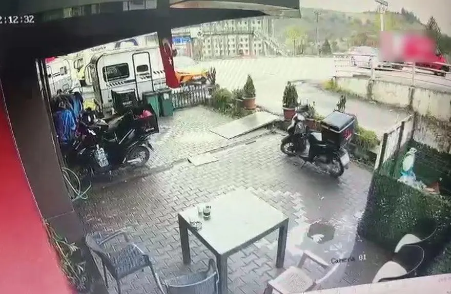 Otomobil, panelvana çarpıp 2 metrelik duvardan düştü! O anlar kameraya yansıdı 1