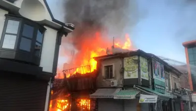 Kasapta başlayan yangın 15 dükkanı yaktı