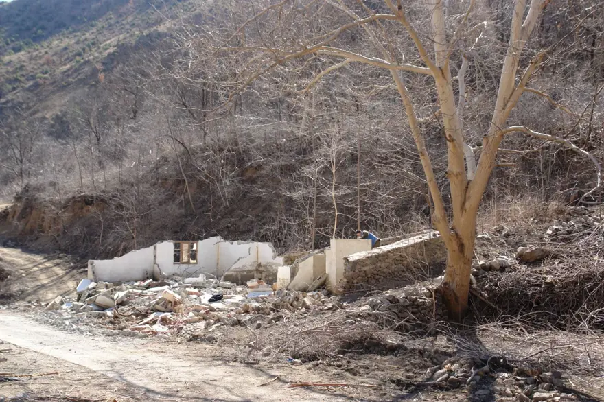 Baraj suları çekildi: Dipten köy ve kale çıktı 11 Baraj suları çekildi: Dipten köy ve kale çıktı 11